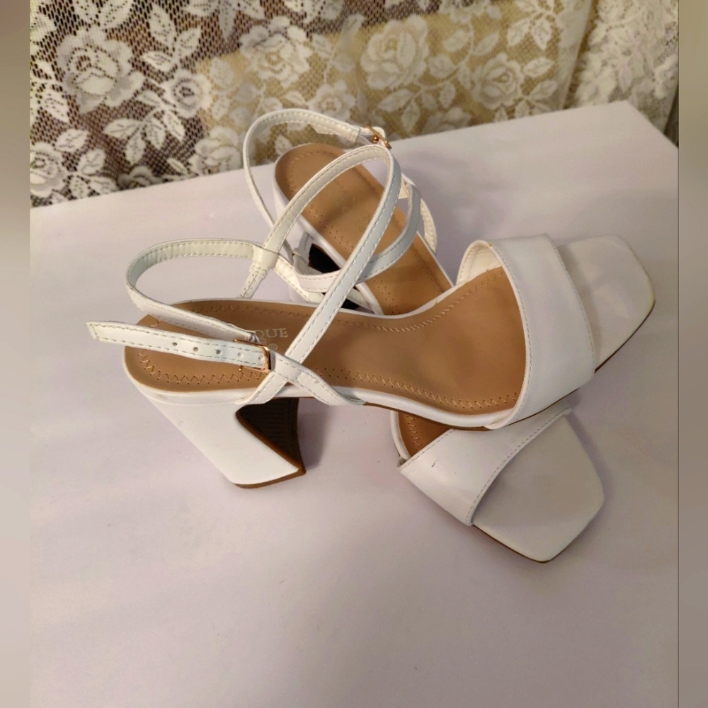 Dominique Nicole Elegant White Strappy Heels Size 8 1/2 W,  NWOT.